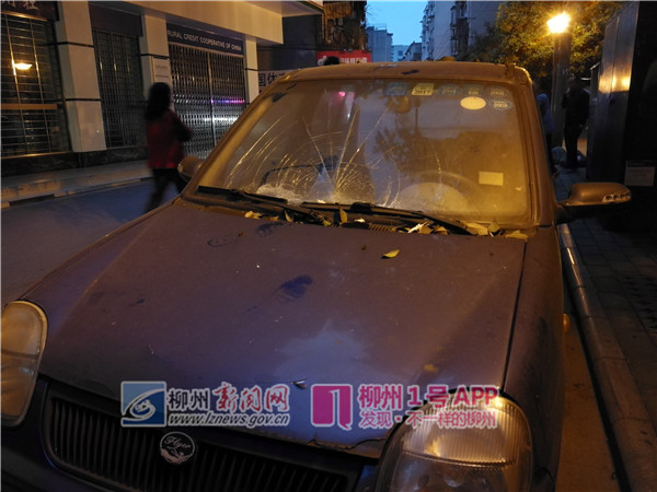 三中路一巷子今日清晨传出声响，被吵醒居民的下楼一看惊呆了