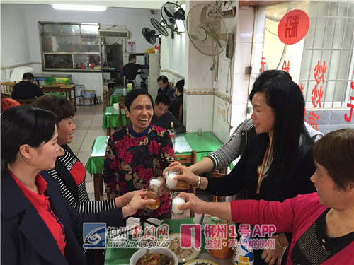 唐阿婆与陈家姊妹开心吃饭.jpg 唐阿婆与陈家姊妹开心吃饭.jpg