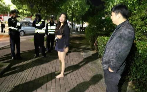 公园路某酒吧内，一美女被几个男子堵在厕所里，想要......