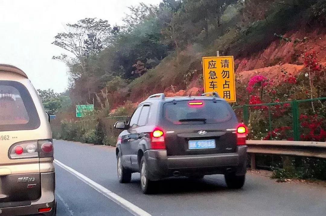 干得漂亮！近百辆车占用应急车道，车牌全部曝光！