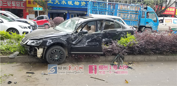 航银路一司机疑似酒驾，开车撞上绿化带撞断路牌