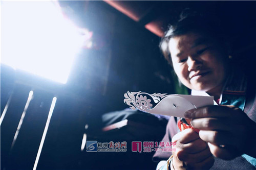 脱贫攻坚|三江侗族小妹“我的妈妈是哑巴，但她的刺绣会说话”