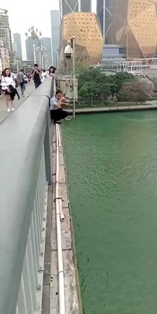 女子站在柳江大桥护栏外哭泣，热心市民与民警合力将她拉回