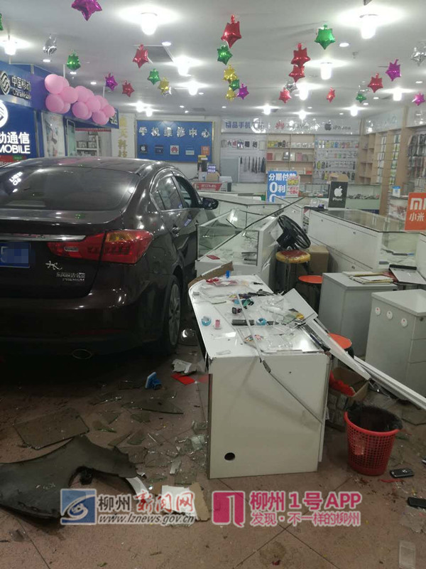 凌晨，轿车失控冲进鱼峰商城一手机店，可能是一块地毯惹的祸