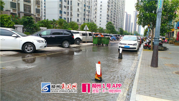 爆料|万达东街一辆汽车撞断消防栓，水喷涌而出！