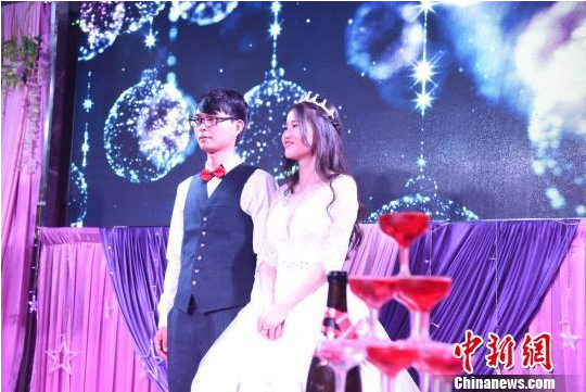 暖心！汶川地震孤儿在柳结婚 感恩柳州夫妇10年助养