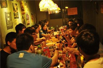 什么情况？柳州男子参加同学聚会后，妻子竟拿刀对准了他