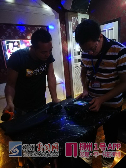 执法人员在检测KTV的无线麦克风.jpg 执法人员在检测KTV的无线麦克风.jpg