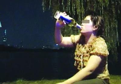 柳州妹失恋借酒浇愁，强行将男友人反锁家中求爱，结局亮了