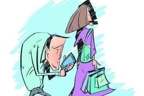 男子在青云民生市场偷手机被抓 其家人直呼“抓得好！