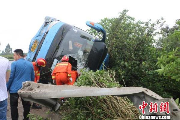 南宁开往北海旅游客车发生侧翻，致1死29伤