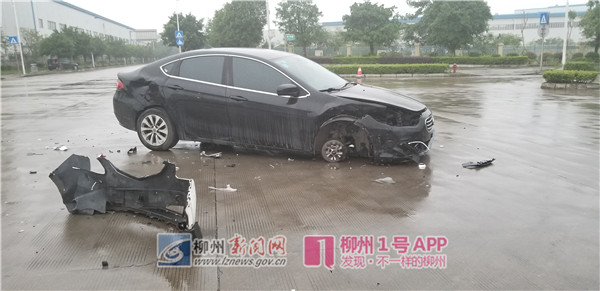 河西工业园黑车白车对对碰！一方轮胎飞出，一方保险杠脱落