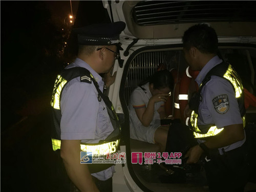 民警帮助马女士.jpg 民警帮助马女士.jpg