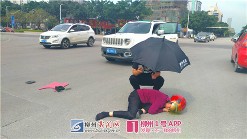 今早，一辆吉普车将电动车连人带车撞倒，事发学院路路口