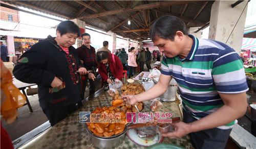 市民购买水油堆_副本.jpg 市民购买水油堆_副本.jpg