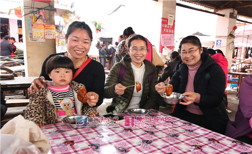 市民开心品尝水油堆_副本.jpg 市民开心品尝水油堆_副本.jpg