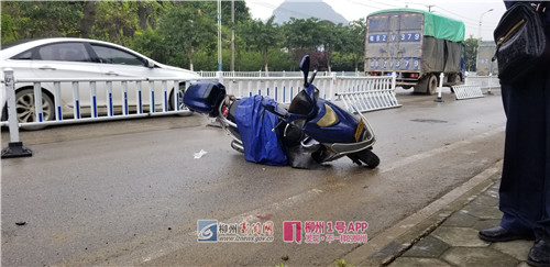 南环路上，一环卫工清理路面时，遭摩托车女骑手从背后撞倒