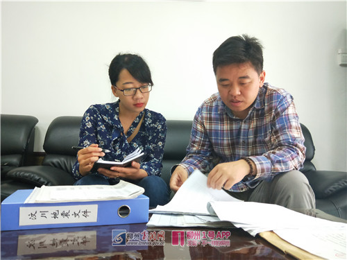葛毅打开保存至今的汶川地震文件夹,向记者介绍当年的捐款情况.jpg 葛毅打开保存至今的汶川地震文件夹,向记者介绍当年的捐款情况.jpg