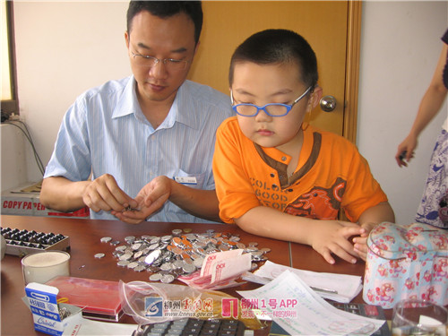 孩子将自己存钱罐里的钱全部捐献给灾区.jpg 孩子将自己存钱罐里的钱全部捐献给灾区.jpg