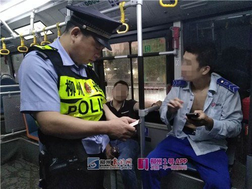 因没赶上航二路一公交车，男子竟脚踢车门，还和司机打了起来！
