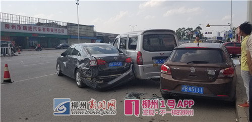 双冲大桥前4车相撞，车辆碎片散落一地……