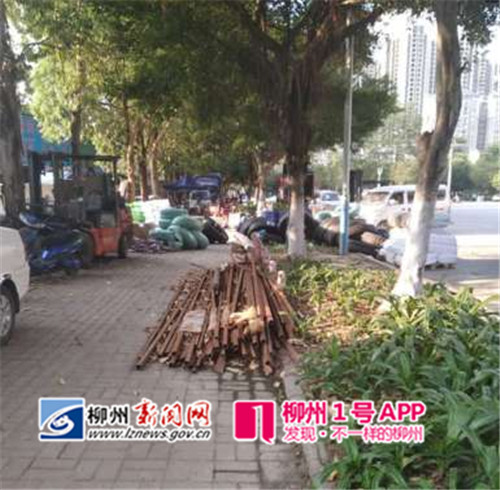 1号爆料|航鹰大道北端人行道成了货场，公路成了卸货场