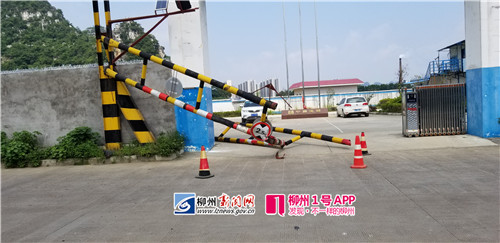 白云路一2.7米高的货车“硬闯”2.5米的限高栏，致一电动车手受伤