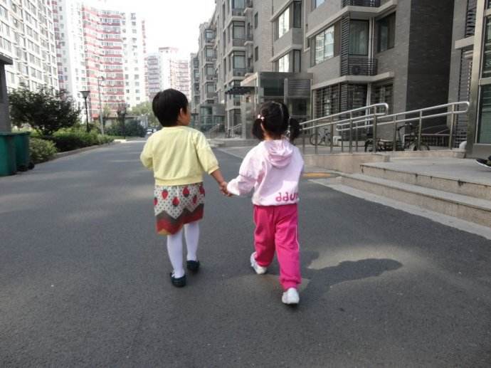 2岁半的女娃带着3岁的表姐逛街，结果双双在市中心迷路...