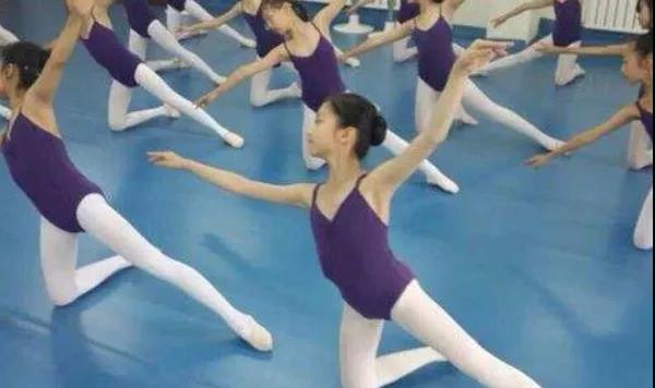 一个动作，四岁女童已经高位截瘫！家长后悔不已……
