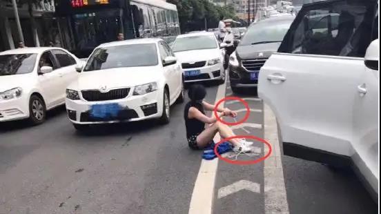 惊！三车追尾后，奥迪后座滚落一名被捆绑女子，涉事司机逃跑