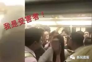 白衣女子紧扒地铁车门致运营耽误9分钟，现在处罚来了！