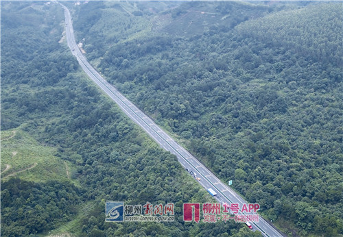 现场航拍图,两公里外的拐弯处就是事故现场,由于事故现场比较危险,无人机目前不能进入事故现场上空.jpg 现场航拍图,两公里外的拐弯处就是事故现场,由于事故现场比较危险,无人机目前不能进入事故现场上空.jpg