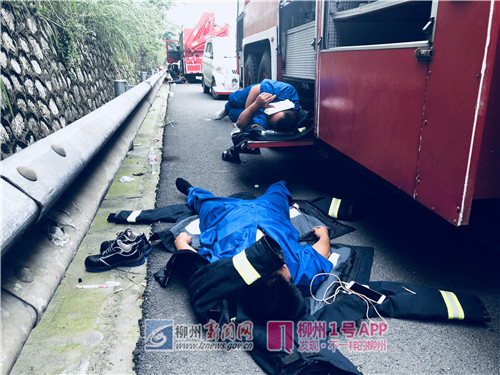 救援人员躺在地上休息.jpg 救援人员躺在地上休息.jpg