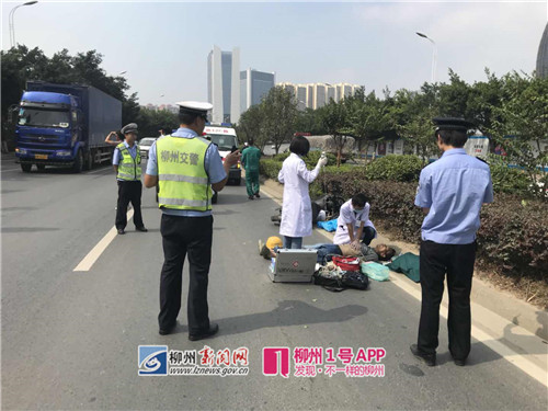 会展中心附近，一名电动车男骑手倒在绿化带旁，不省人事