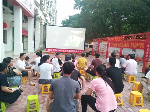 居民在观看《红海行动》电影.jpg 居民在观看《红海行动》电影.jpg