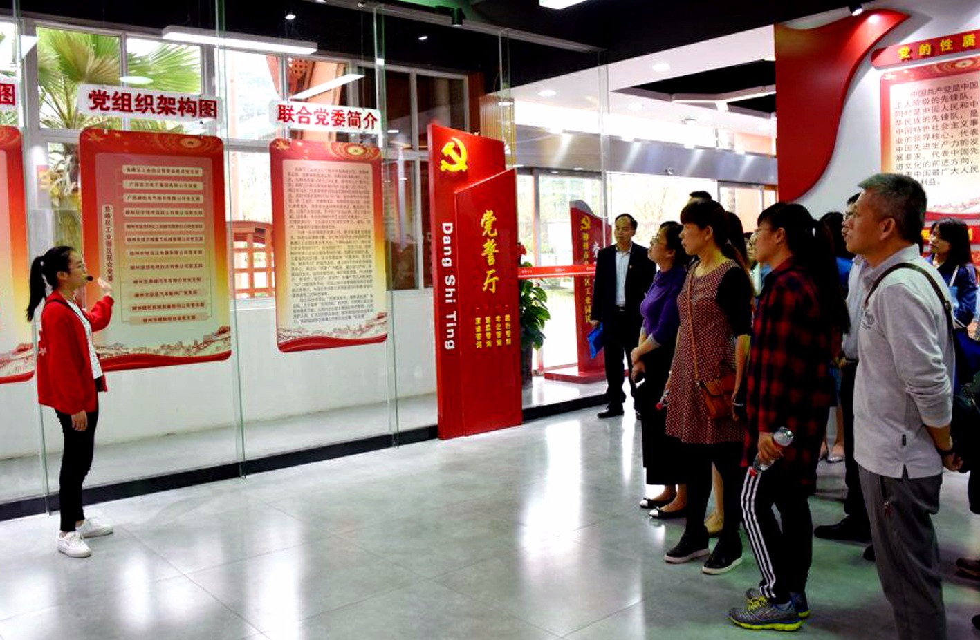 党员们参观洛维工业园区党群服务中心党誓厅 甘正周.jpg 党员们参观洛维工业园区党群服务中心党誓厅 甘正周.jpg