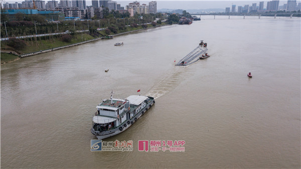 浮拖钢管如同放竹排.jpg 浮拖钢管如同放竹排.jpg