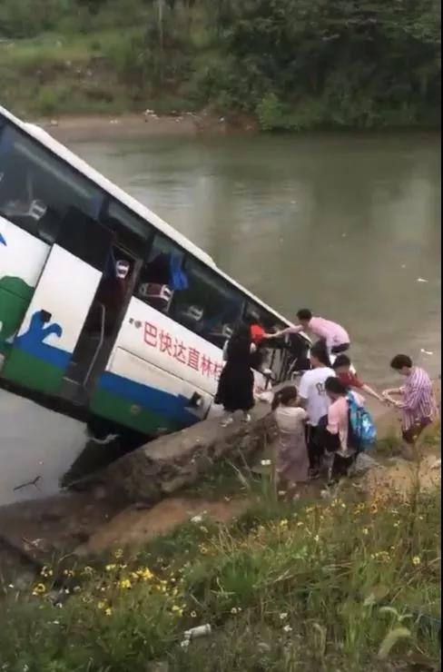 突发！桂林一辆大客车发生车祸，车身倒挂桥上，车头没入河中