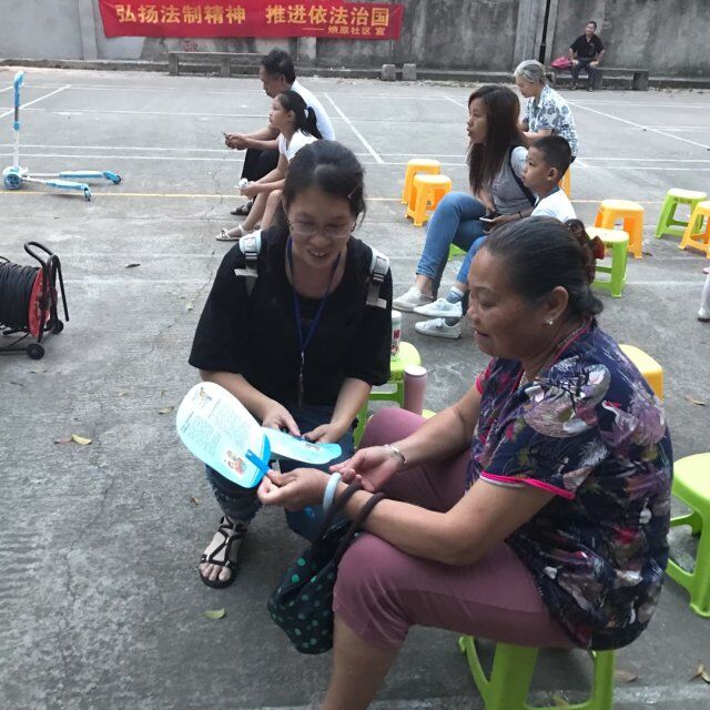 2018.6.4向居民发放禁毒普法小扇子.jpg 2018.6.4向居民发放禁毒普法小扇子.jpg