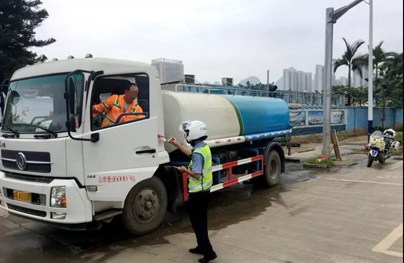 洒水车司机竟成“酒水司机”？一身酒气开上古亭大道