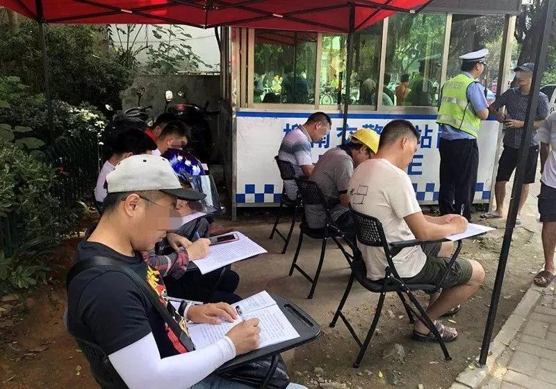 柳州交警放大招！骑车闯红灯？发个朋友圈点赞超20才能走...