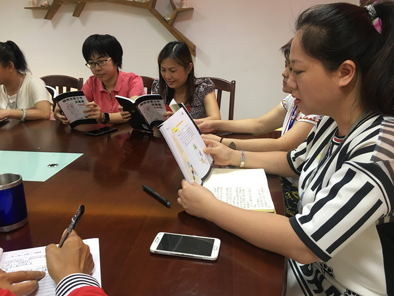 图为禁毒志愿者阅读禁毒书籍.jpg 图为禁毒志愿者阅读禁毒书籍.jpg