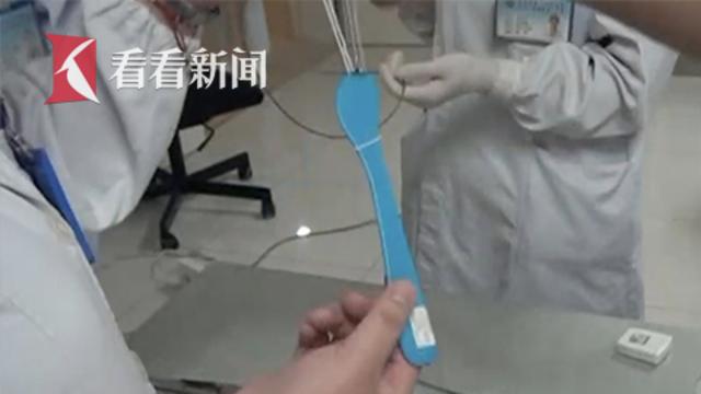 女子本想催吐却误吞15厘米长面膜棒_37位医生会诊_via@看看新闻Knews.jpg 女子本想催吐却误吞15厘米长面膜棒_37位医生会诊_via@看看新闻Knews.jpg