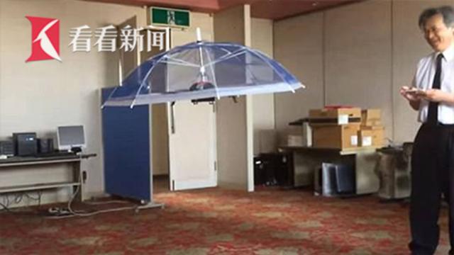 下雨天大包小包没法撑伞?无人机雨伞了解一下_via@全球眼News.jpg 下雨天大包小包没法撑伞?无人机雨伞了解一下_via@全球眼News.jpg