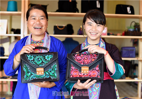 1号追踪|梦想照进现实！三江聋哑绣娘滚培衣的作品展出啦