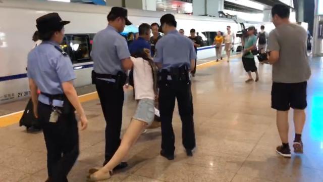 法院强执现场-女老赖“戏精”一秒上身!演出“晕倒”好戏_via@京视频.jpg 法院强执现场-女老赖“戏精”一秒上身!演出“晕倒”好戏_via@京视频.jpg