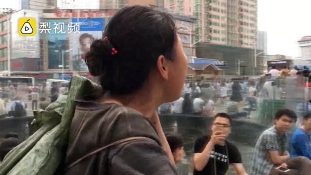 3男女坐楼顶欲轻生-女唐僧暖心喊话_via@一手video.jpg 3男女坐楼顶欲轻生-女唐僧暖心喊话_via@一手video.jpg