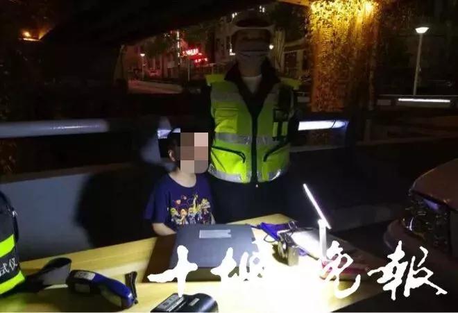 酒驾被查，男子扔下儿子抱起女儿就跑！求儿子心理阴影面积