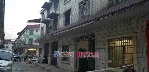 柳长路一居民楼内液化气罐燃爆，玻璃撒满路面，一女子严重烧伤