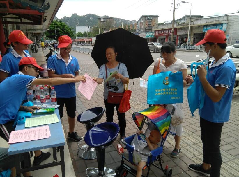 学生志愿者向过往路人发放宣传资料002.jpg 学生志愿者向过往路人发放宣传资料002.jpg